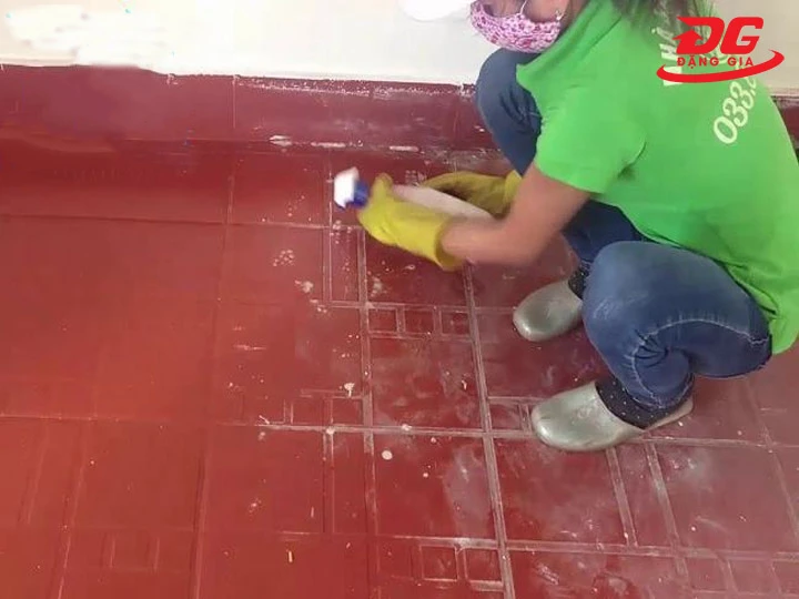 tẩy xi măng trên nền gạch
