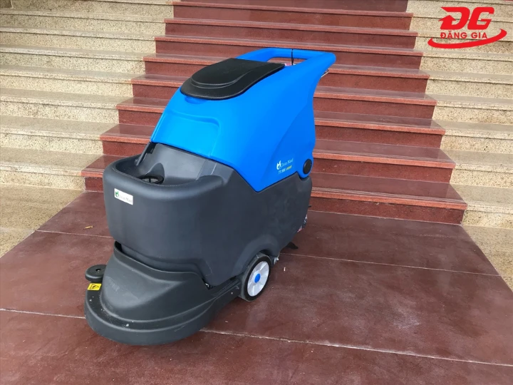 Cần sử dụng hóa chất chuyên dụng khi dùng máy đánh sàn CleanMaid