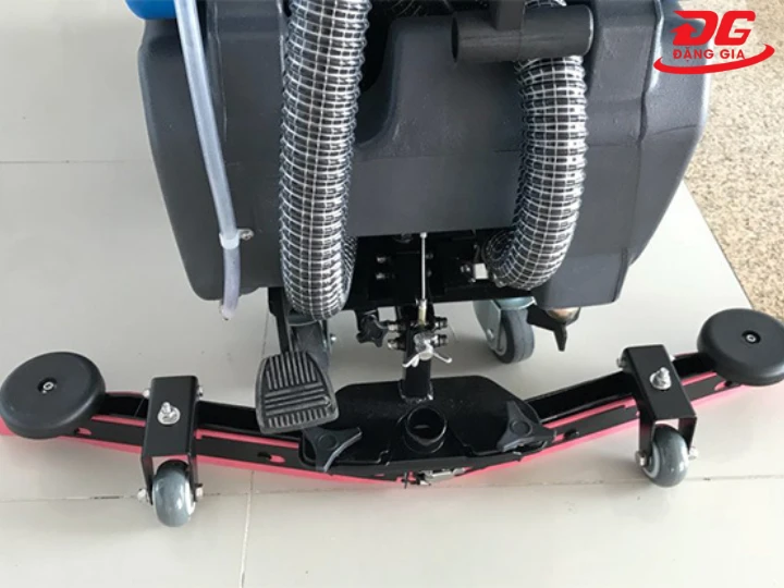 Máy chà sàn liên hợp thực hiện chà rửa, hút chất thải và hong khô liên tục