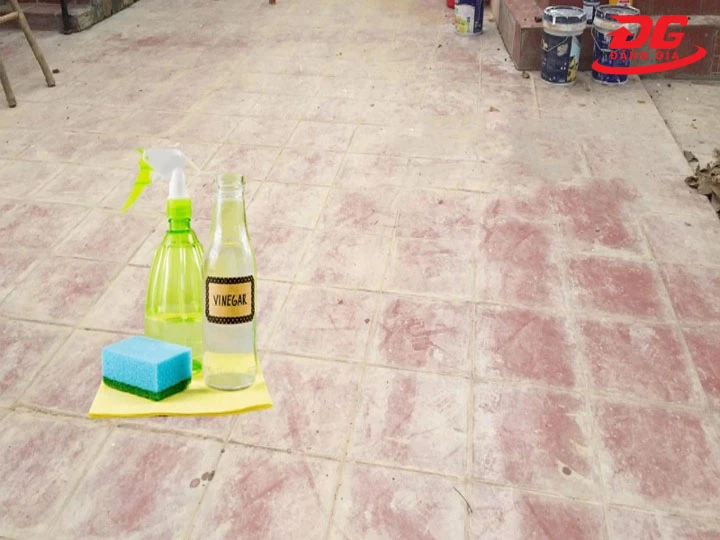 Tẩy xi măng trên nền gạch bằng giấm ăn và khăn mềm