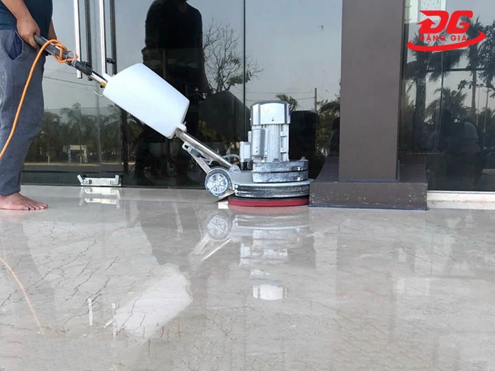 Tẩy xi măng trên nền gạch bằng máy mài sàn