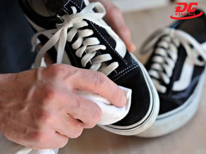 Vệ sinh giày Vans đen như nào?