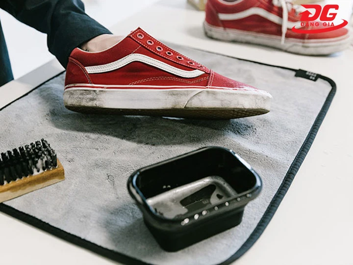 Vệ sinh giày Vans màu như nào?