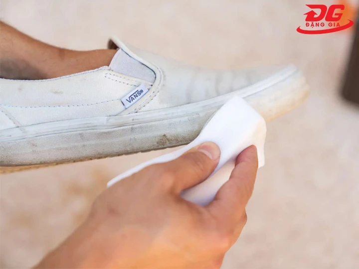 Nên vệ sinh giày Vans trắng như nào