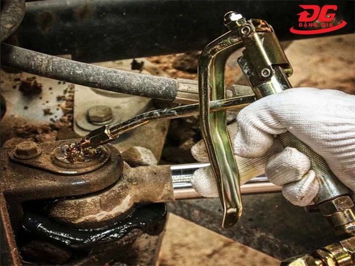 máy bơm mỡ Kumisai bơm nhanh