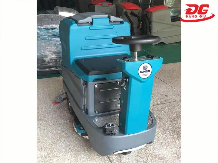 khoang ngồi lái máy chà sàn ngồi lái Kumisai KMS D6