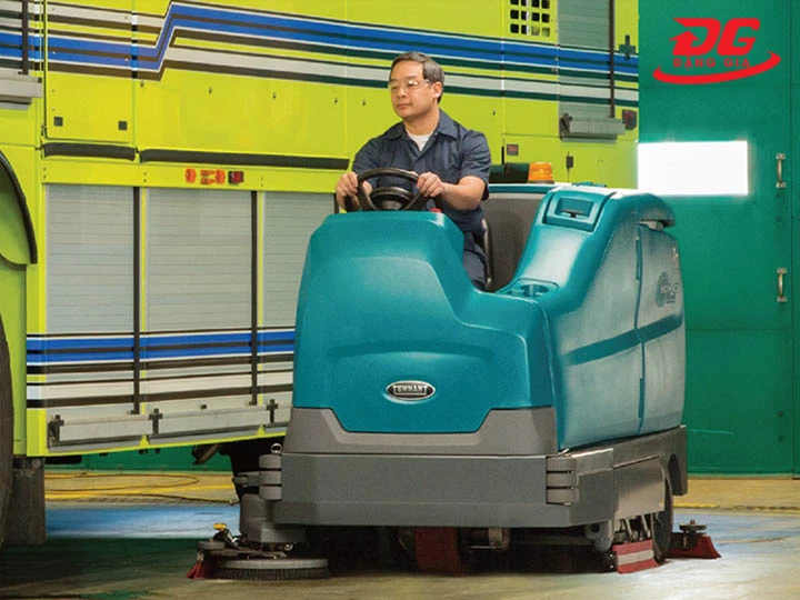 máy chà sàn ngồi lái Tennant