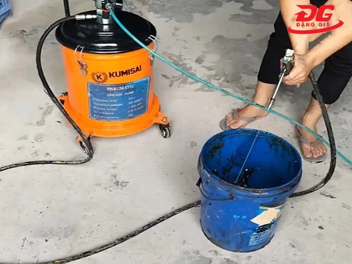 Tránh để dây bơm mỡ bị đè nén bởi vật nặng