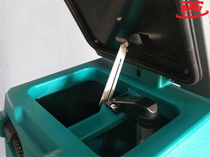 máy chà sàn ngồi lái Kumisai KMS D6 bền