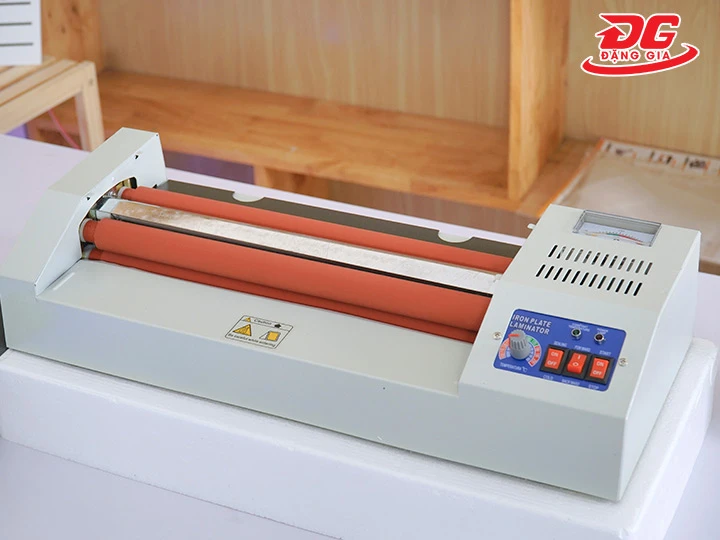 bên trong của máy ép plastic