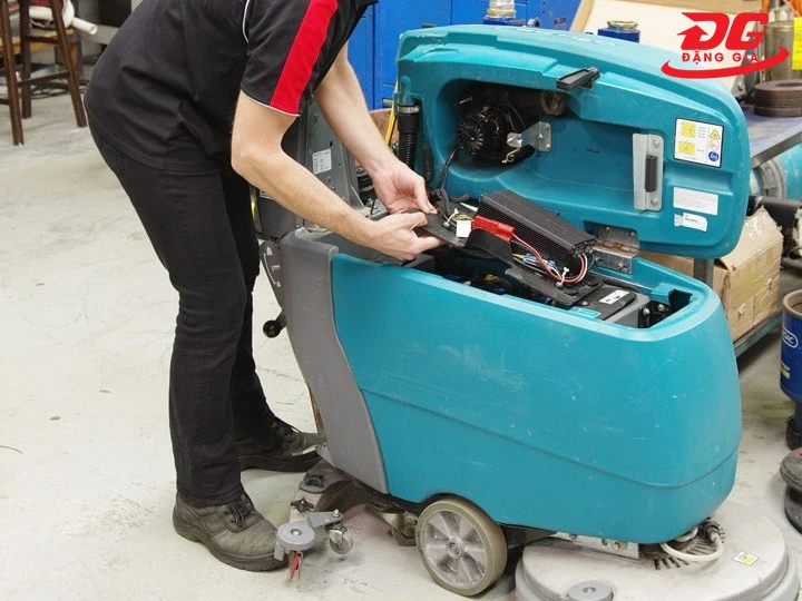vệ sinh motor máy chà sàn