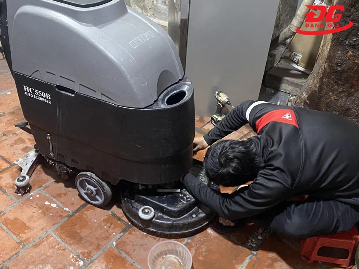 kiểm tra cảm biến của máy chà sàn