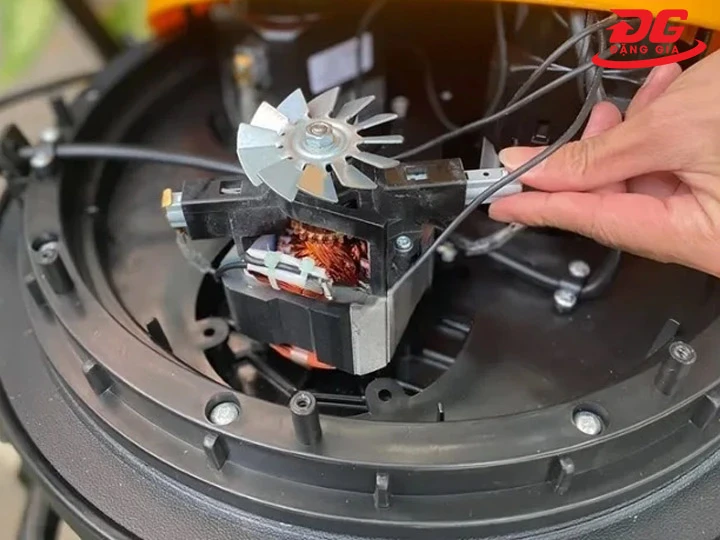 Gắn lại vỏ máy và kiểm tra