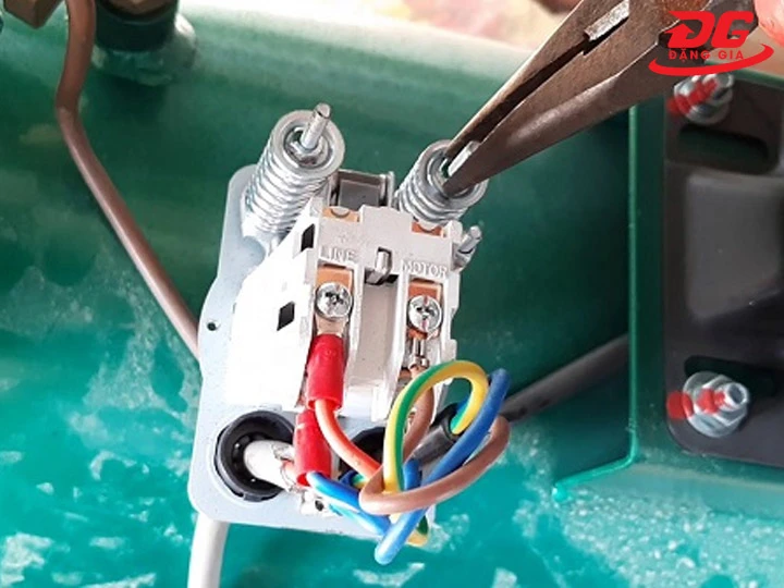 Lỗi máy nén khí trục vít rơ le quá tải