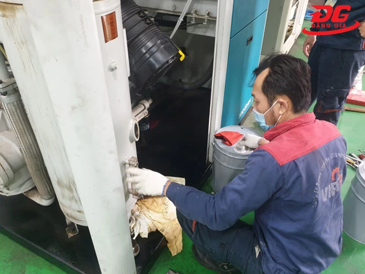 Lỗi máy nén khí trục vít dò rỉ dầu ở khớp nối