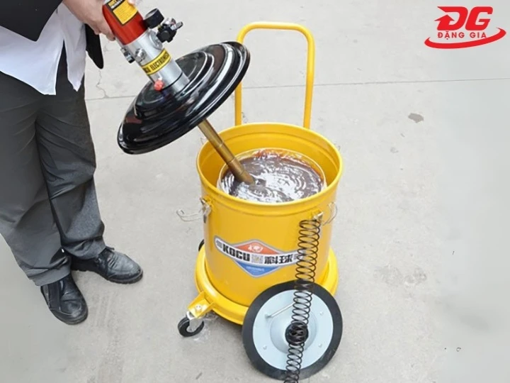 Máy bơm mỡ khí nén Kocu GZ-A9 sử dụng đơn giản