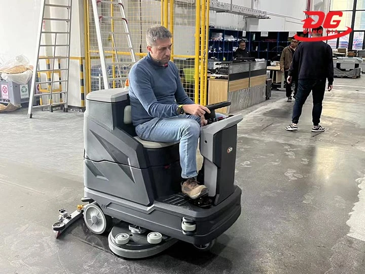 Máy chà sàn Mico ngồi lái