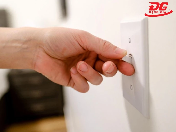 Tắt cầu dao điện trước khi sửa