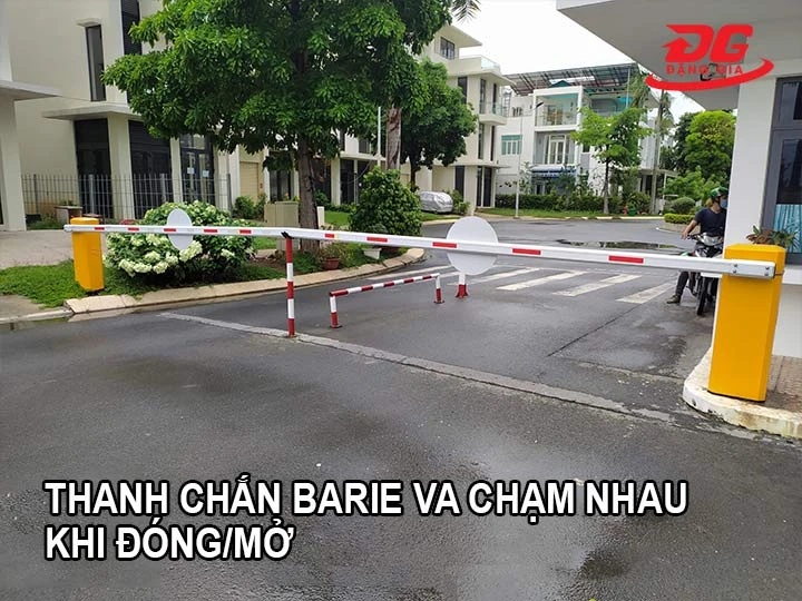 thanh chắn barie va chạm nhau khi đóng/mở