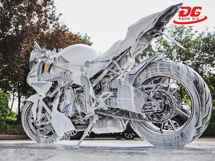 rửa xe máy