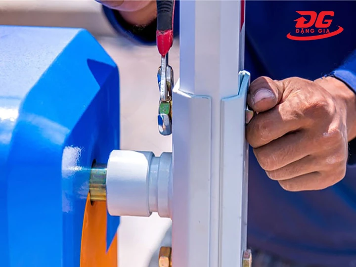 Siết lại bulong thanh chắn barie