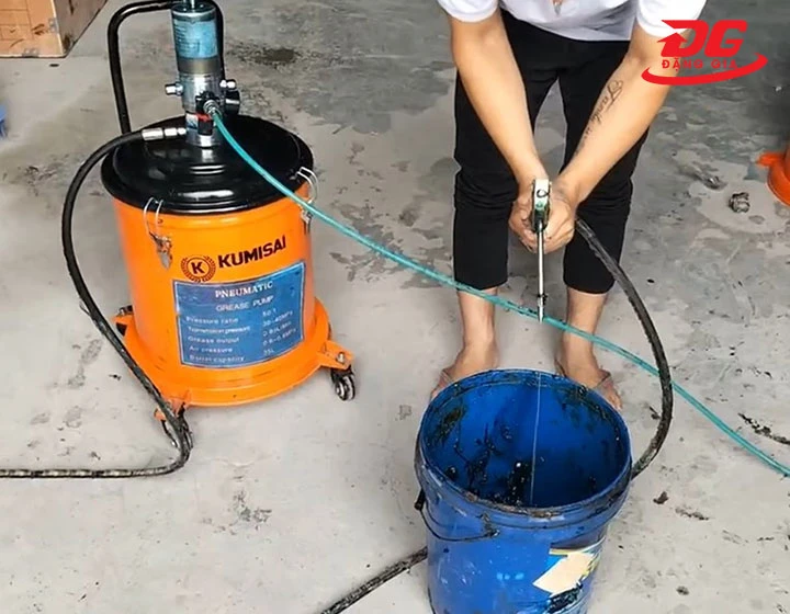 vận hành máy bơm mỡ