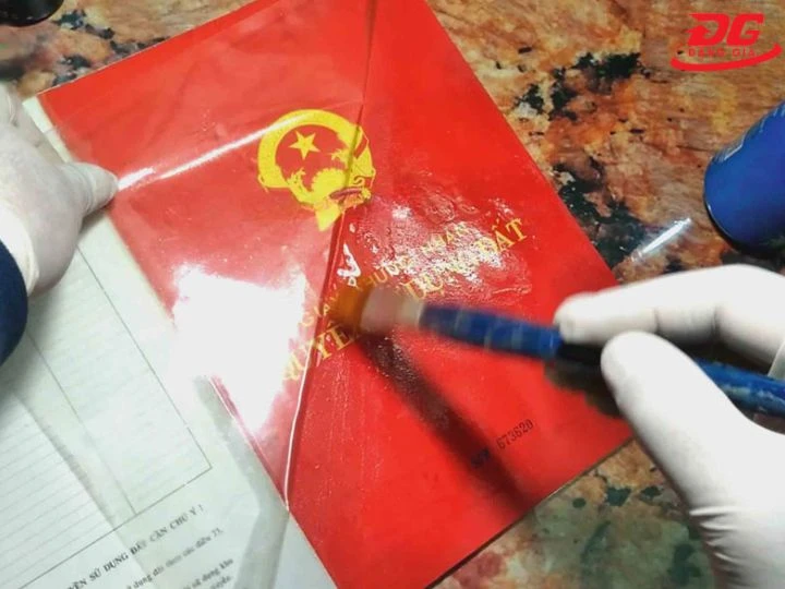 Dùng hóa chất bóc ép plastic