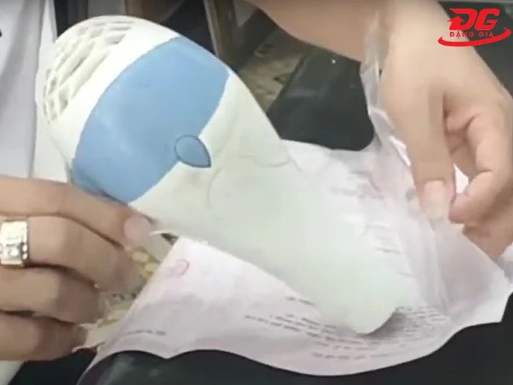 Gỡ miếng ép plastic bằng máy sấy tóc