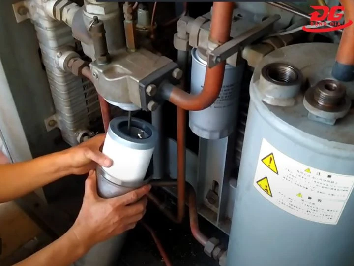 Lắp lọc tách dầu mới vào