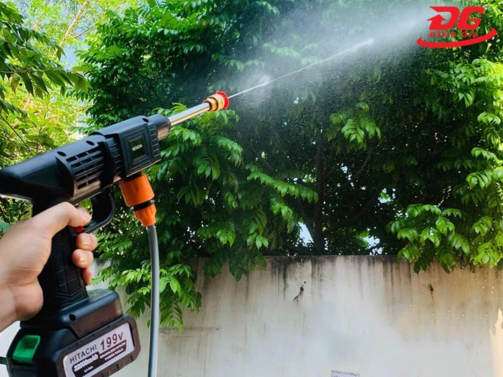 Máy rửa xe Hitachi 199V cầm tay dùng pin tưới cây
