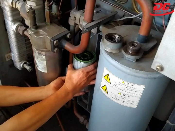 Tháo bộ lọc cũ ra