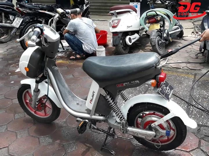 rửa xe đạp điện