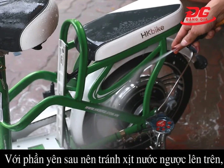 làm sạch bụi bẩn bám trên xe