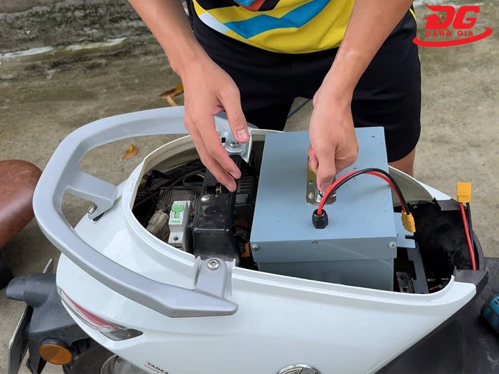 lắp lại pin của xe đạp điện