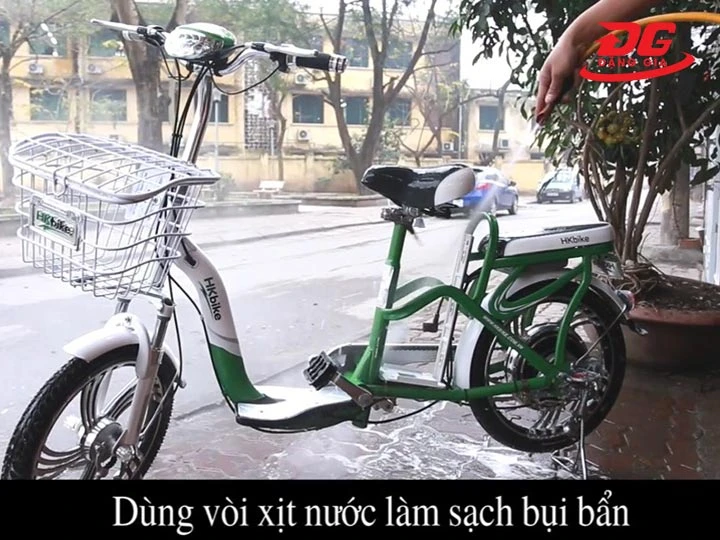 rửa xe đạp điện