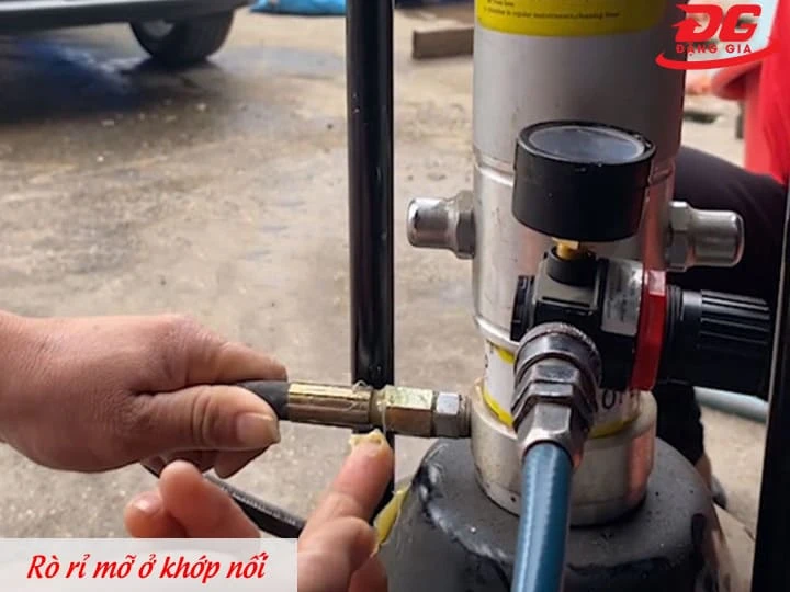 Hiện tượng rò rỉ mỡ tại khớp nối, van và thân máy