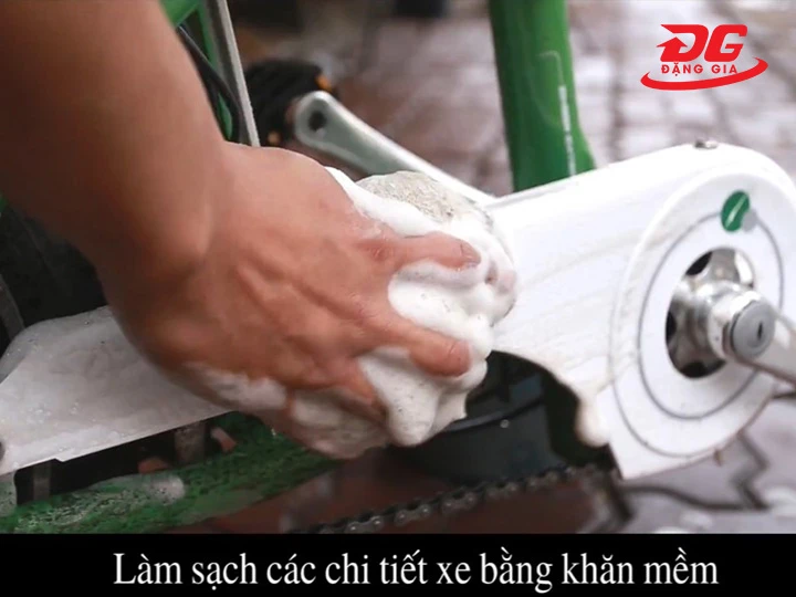  Rửa sạch phần khung xe