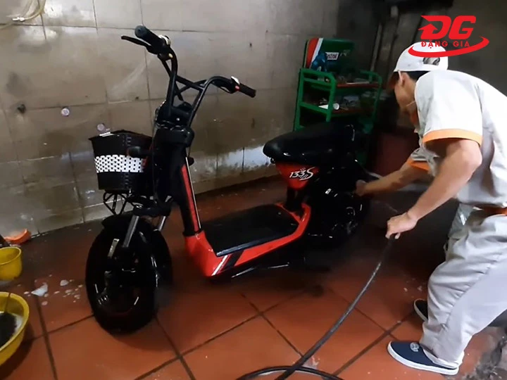rửa xe đạp điện