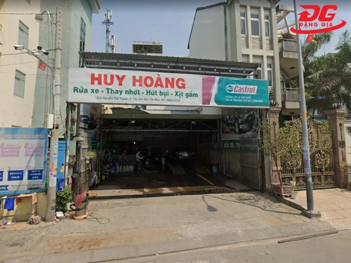 Rửa xe quận Tân Phú Huy Hoàng rửa sạch, giá tốt
