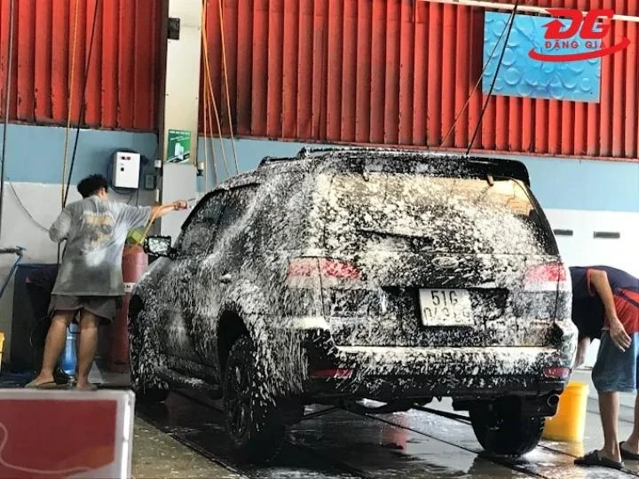 Rửa xe quận Tân Phú Quang Minh rửa tỉ mỉ