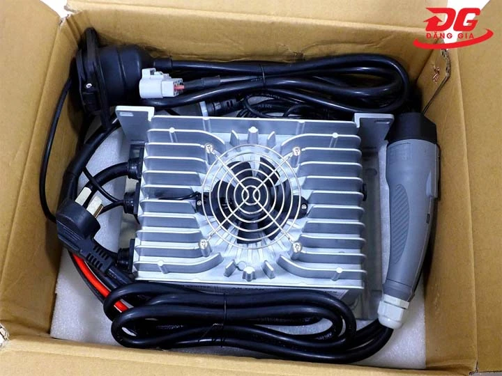 sạc máy chà sàn nhỏ gọn