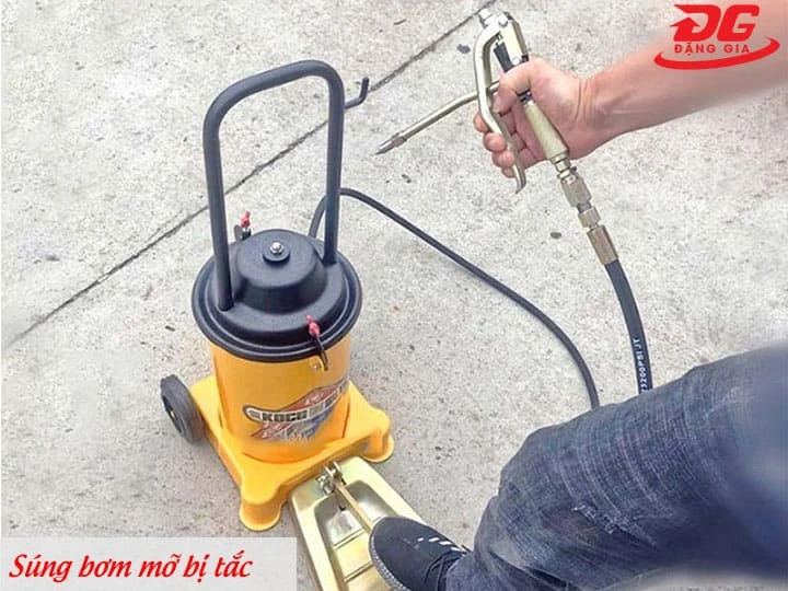 Lỗi súng bơm mỡ bị tắc, không ra mỡ