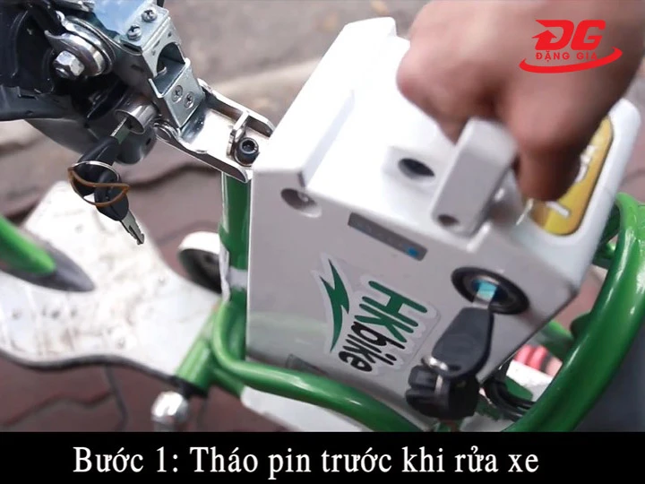 tháo pin xe đạp điện