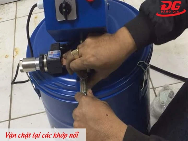 Vặn chặt các khớp nối máy bơm mỡ