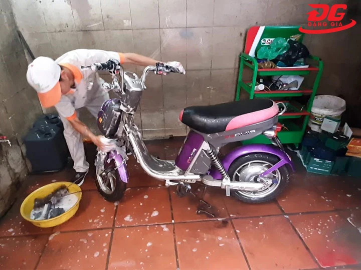 rửa xe đạp điện
