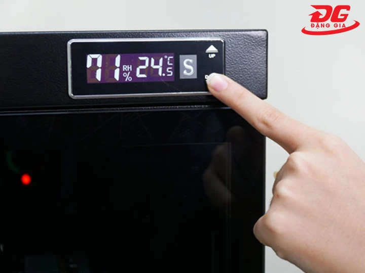 Chỉnh độ ẩm tủ chống ẩm Aipo