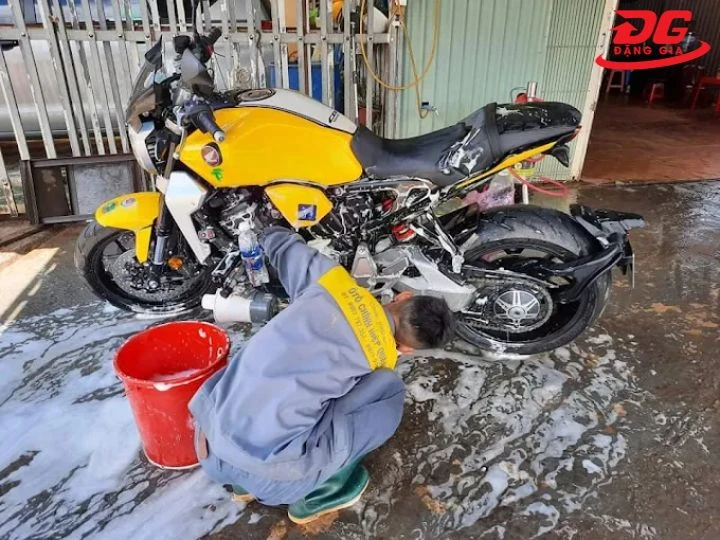 Chọn nhân sự cho tiệm rửa xe máy