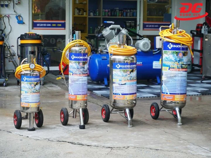 Chuẩn bị bình bọt tuyết cho tiệm rửa xe