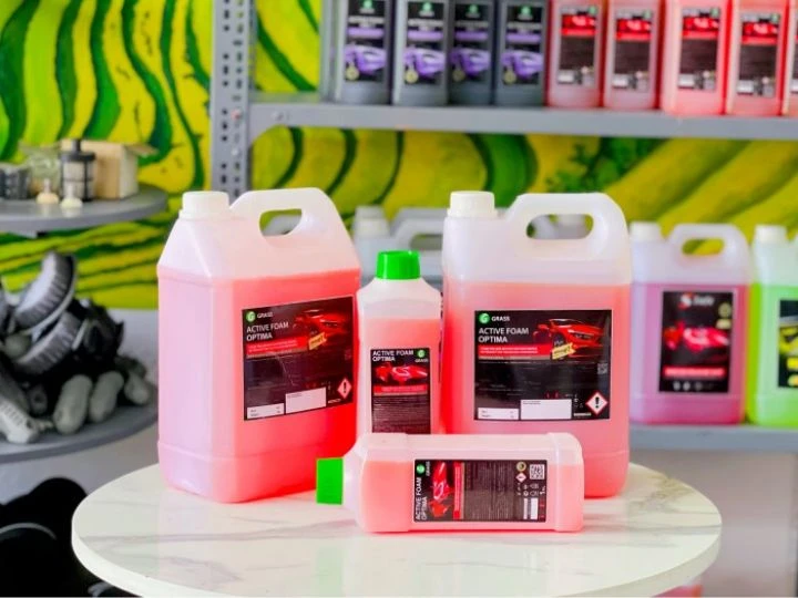 Chuẩn bị dung dịch chuyên dụng cho tiệm rửa xe