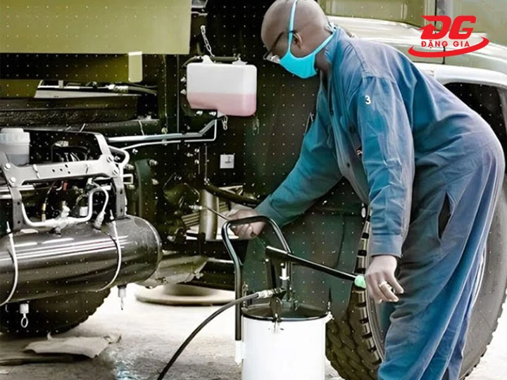máy bơm mỡ bằng tay hoạt động an toàn